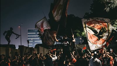 جماهير الأهلي في قطر تستقبل بعثة الفريق خارج فندق الإقامة (صور)