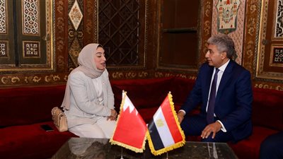 وزير السياحة يبحث مع نظيرته البحرينية سبل الاستفادة من تطبيقات الذكاء الاصطناعي