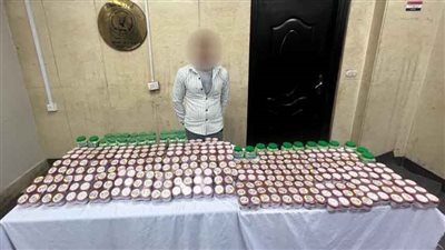 ضبط كمية من مستحضرات التجميل منتهية الصلاحية قبل ترويجها بالأسواق بمنشأة ناصر