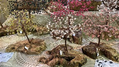 شجر نحاس بأحجار كريمة، يسرا تكشف تفاصيل قصتها مع مهنة الهاند ميد (فيديو وصور)