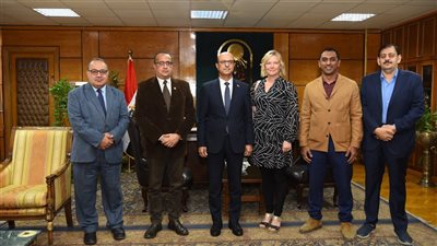 جامعة أسيوط تستقبل استشاري جراحة المخ والأعصاب بـ