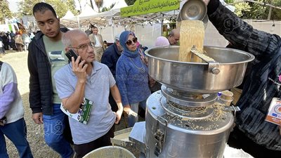 جولة داخل إحدى عصارات السمسم.. سعر الكيلو يصل إلى 143 جنيها.. الطحينة والزيوت أبرز منتجاته.. وهذه أبرز فوائده الطبية 