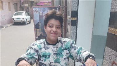 أسرة أصغر دلفيري تنتظر جثمانه أمام مشرحة مستشفى الشهداء بالمنوفية