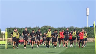 الأهلي يغادر فندق الإقامة لخوض مرانه الثاني بقطر (فيديو)