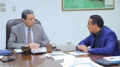 محافظ دمياط يستعرض سبل تنفيذ مشروعات مستقبلية بمجالات الهجرة والتنمية الاقتصادية