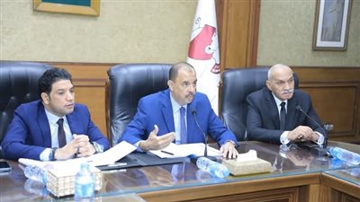 محافظ سوهاج يترأس اجتماعا لمناقشة عدد من الملفات الحيوية للمواطنين