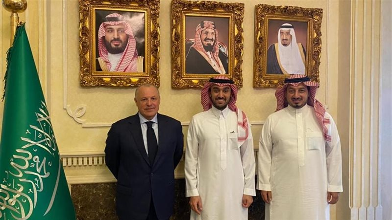 أبو ريدة مع مسئولي