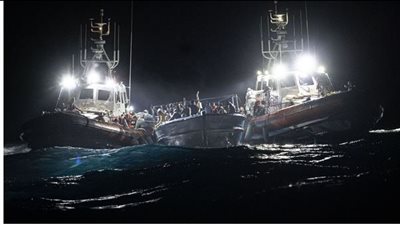 انقلاب قارب يقل 130 شخصا قبالة السواحل التونسية