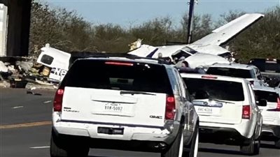 لحظة اصطدام طائرة بعدة سيارات في ولاية تكساس الأمريكية، ووقع إصابات (فيديو)