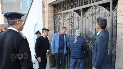 غلق وتشميع المكاتب السياحية المخالفة لقانون المحال التجارية في قنا