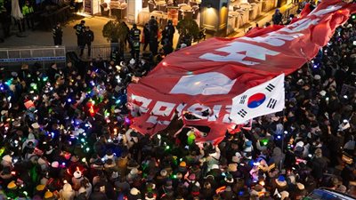 مؤيدو ومعارضو عزل رئيس كوريا الجنوبية يتظاهرون بالعاصمة، والشرطة تداهم المكتب الرئاسي مجددا