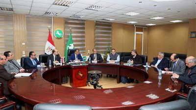 محافظ الشرقية يجتمع مع الرئيس التنفيذي لجهاز تنظيم المخلفات