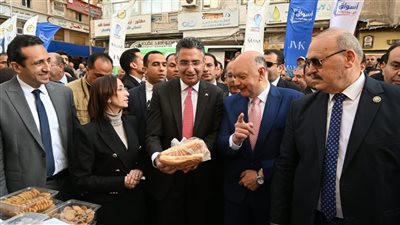 الطماطم بـ 6 جنيهات والرنجة بـ 120، افتتاح سوق اليوم الواحد بدمنهور (بث مباشر)