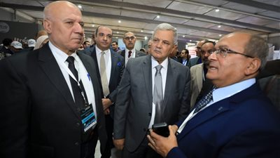 رئيس القابضة للمياه يناقش فرص التعاون مع ممثلي الشركات بمعرض 