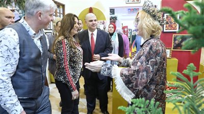 وزيرة التنمية المحلية تتفقد جناحي أيادي مصر وبرنامج تنمية الصعيد بمعرض تراثنا 2024