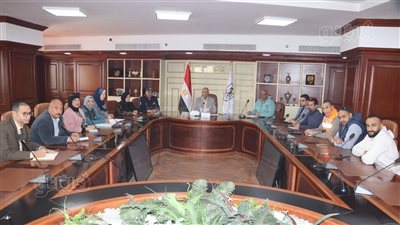 بني سويف تبحث تنفيذ تدريب إخلاء المدارس للتعامل مع المواقف الطارئة 