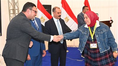 وزير الإسكان يسلم عددًا من محاضر استلام الأراضي المضافة لمدينة العبور الجديدة لمستحقيها