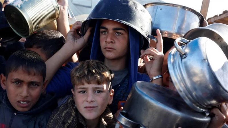 فلسطينيون يتجمعون