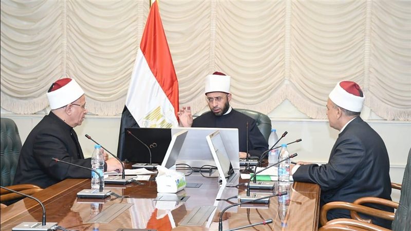 وزير الأوقاف يلتقي