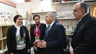 كامل الوزير يتقفد جناح تحديث الصناعة بمعرض “ تراثنا” للحرف اليدوية (صور)