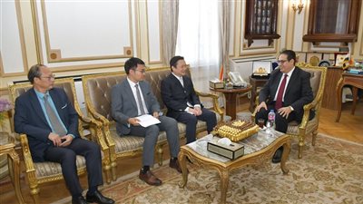 رئيس جامعة القاهرة يبحث تعزيز التعاون الأكاديمي والبحثي مع وفد جامعة بكين