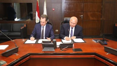 وزير النقل يوقع مع السفير الفرنسي خطة عمل مشروع الخط السادس للمترو 