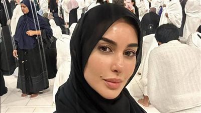 ياسمين صبري تؤدى مناسك العمرة 