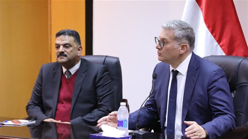  وزير البترول يعقد
