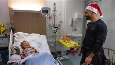بملابس بابا نويل، محمد صلاح يزور مستشفى للأطفال في ليفربول (صور)