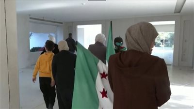 شيء لا يصدق، سوريون يتجولون في منتجع عائلة الأسد الصيفي لأول مرة (صور)