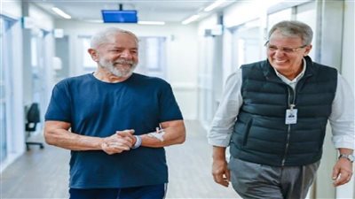 الرئيس البرازيلي لولا دا سيلفا يمشي للمرة الأولى منذ خضوعه لعمليتين جراحيتين (فيديو)