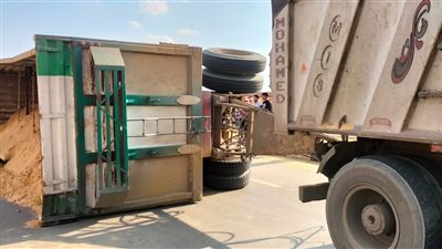 إعادة فتح طريق الـ100 بمنطقة السلام أمام السيارات بعد انقلاب مقطورة محملة بالرمال 