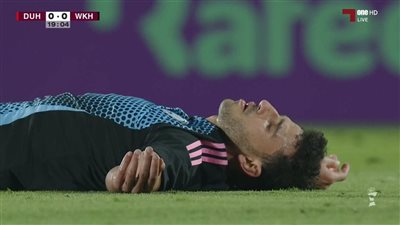 حمدي فتحي يغادر ملعب مباراة الوكرة والدحيل بعد إصابة قوية في الرأس (صور) 