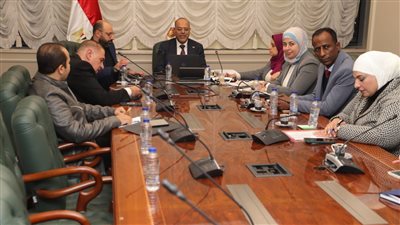 وزير العمل يناقش التوسع في تنفيذ 