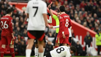 طرد روبرتسون، فولهام يتقدم على ليفربول 1-0 بعد مرور 30 دقيقة 