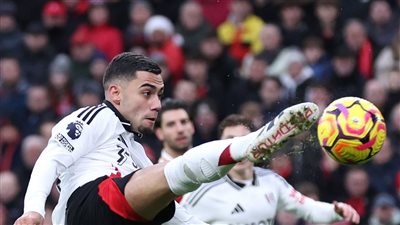 ليفربول بـ10 لاعبين يتأخر أمام فولهام بهدف في الشوط الأول (فيديو وصور) 