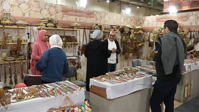 سيدات حلايب وشلاتين في معرض تراثنا: ننتج مشغولات بدوية صديقة للبيئة تناسب جميع الأذواق