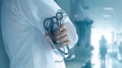 أطباء أم متهمون؟.. أزمة جديدة بين الحكومة وأصحاب البالطو الأبيض.. إجراءات تصعيدية من النقابة لتعديل القانون.. وأطباء: المريض المتضرر الأول