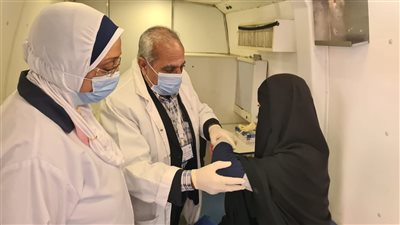 الكشف على 854 مواطنًا خلال قافلة طبية بقرية خنيزة بالبحيرة (صور)