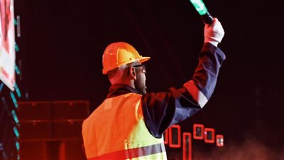 بملابس مهندس بناء، أحمد سعد يفاجئ جمهور مهرجان ميدل بيست (صور)