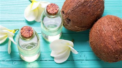 فوائد زيت جوز الهند للبشرة، لترطيبها وتنظيفها وشبابها الدائم