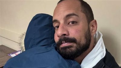 ربنا يلطف ومش عايز أعرف ده إيه، رسالة مؤثرة من الفنان عمرو وهبة بعد إصابة نجله بمرض غامض