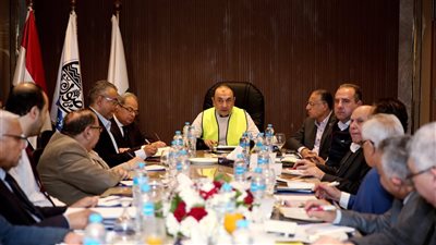 وزير قطاع الأعمال العام يتابع الموقف التنفيذي لمشروعات القابضة للكيماويات