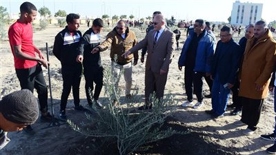 رئيس جامعة سوهاج يتفقد ختام معسكر كلية العلوم ويشارك في زراعة 2000 شجرة مثمرة 