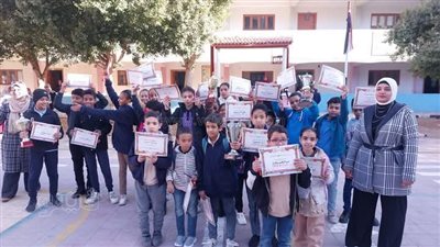 مدرسة الشهداء الابتدائية في الأقصر تحتفل بتكريم أوائل الطلاب (صور) 
