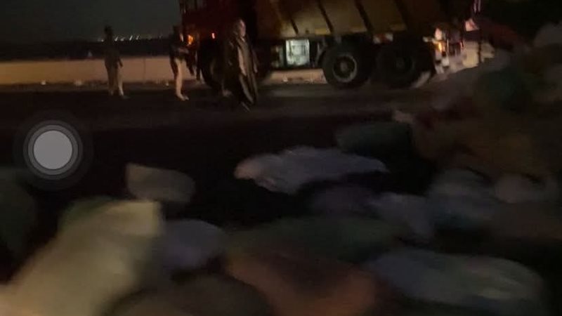 انقلاب مقطورة بالطريق