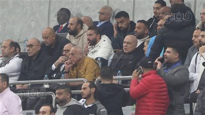 جروس يشاهد مباراة الزمالك والمصري من مدرجات برج العرب