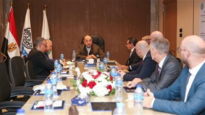 وزير قطاع الأعمال يلتقي وفدا من شركتي 