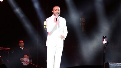 تامر عاشور يبدأ حفله الغنائي ضمن فعالية 