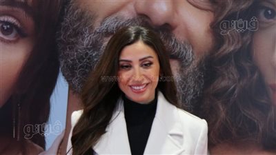 دينا الشربيني تخطف الأنظار في العرض الخاص لفيلم «الهنا إللي أنا في» (فيديو وصور)